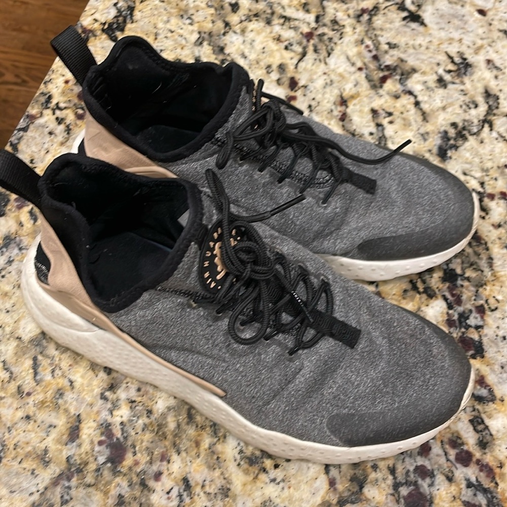 Women’s 8 Nike Air Huarache